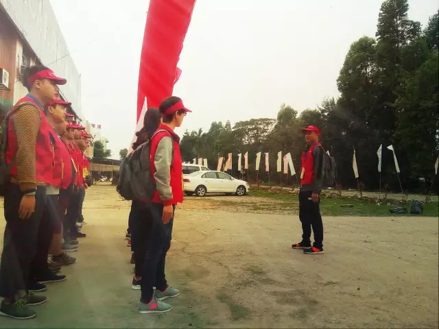 萬人同行，相競相伴；亮閣門窗，一路向前。