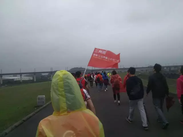 萬人同行，相競相伴；亮閣門窗，一路向前。