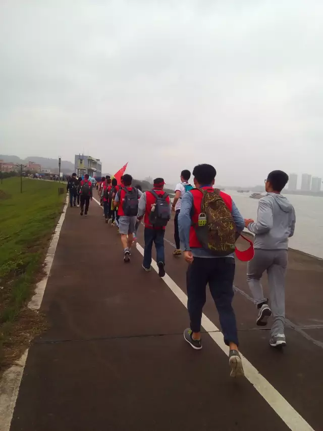 萬人同行，相競相伴；亮閣門窗，一路向前。