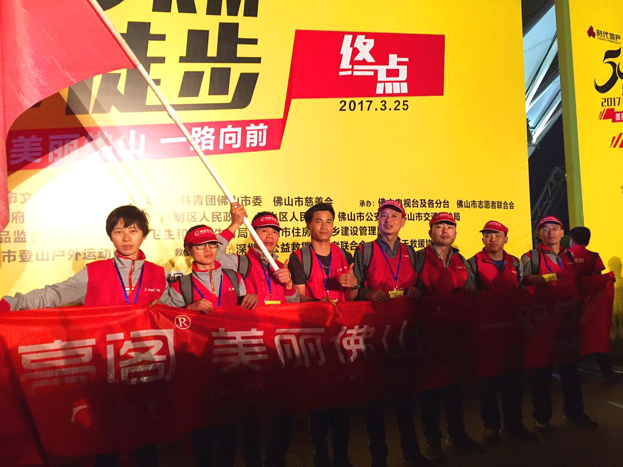 萬人同行，相競相伴；亮閣門窗，一路向前。
