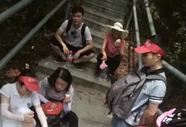 亮閣門窗|青春不朽，勇攀高峰；不登將軍亭，枉游北嶺山。