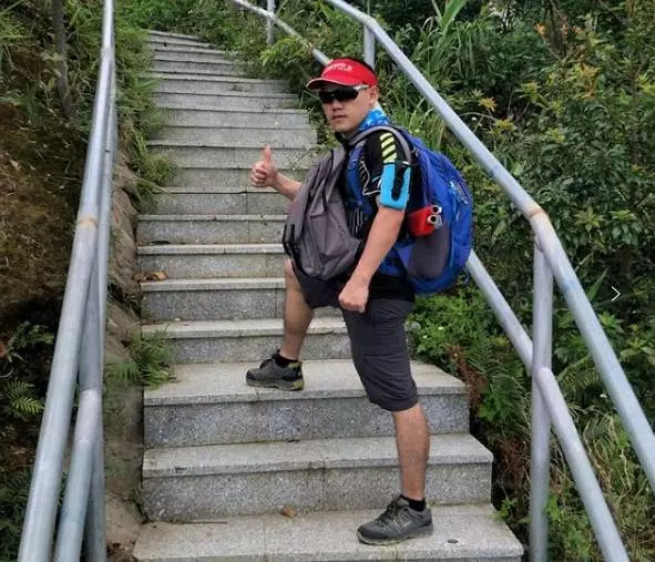 亮閣門窗|青春不朽，勇攀高峰；不登將軍亭，枉游北嶺山。