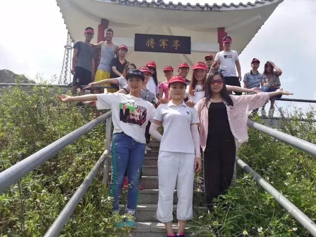 亮閣門窗|青春不朽，勇攀高峰；不登將軍亭，枉游北嶺山。