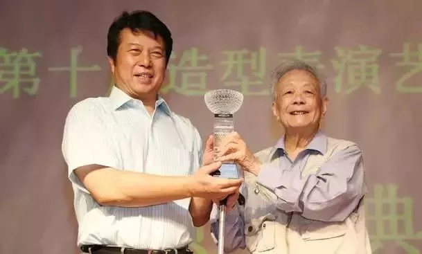 九十九歲的周令釗爺爺，再次執筆設計2018年生肖郵票！