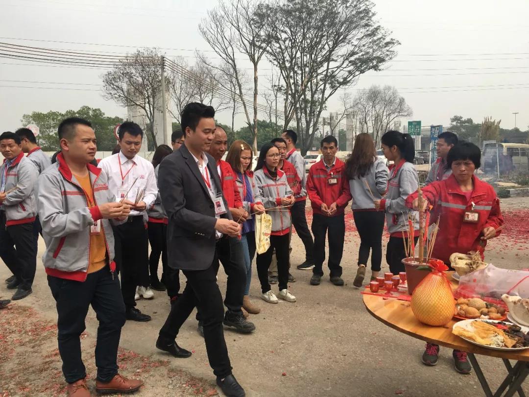 鞭炮聲聲賀新年！亮閣門窗祝大家開工大吉，財源廣進！